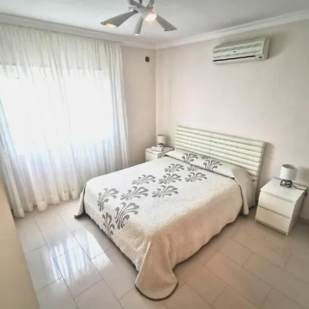 וילה Samarina En La Prestigiosa Zona De La Caleta Golf *