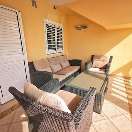 Villa Samarina En La Prestigiosa Zona De La Caleta Golf