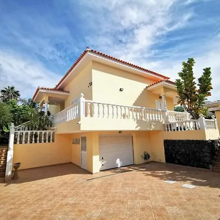 Villa Samarina En La Prestigiosa Zona De La Caleta Golf